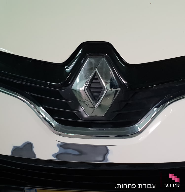 חזית רכב עם סמל רנו ופגוש קדמי